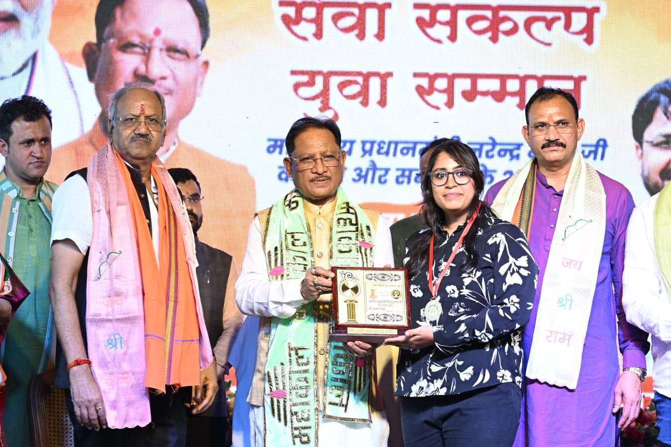 सेवा संकल्प युवा सम्मान’ कार्यक्रम में रायपुर फूडीज कि इंफ्लुएंसर्स तनू श्री दास को किया गया सम्मानित
